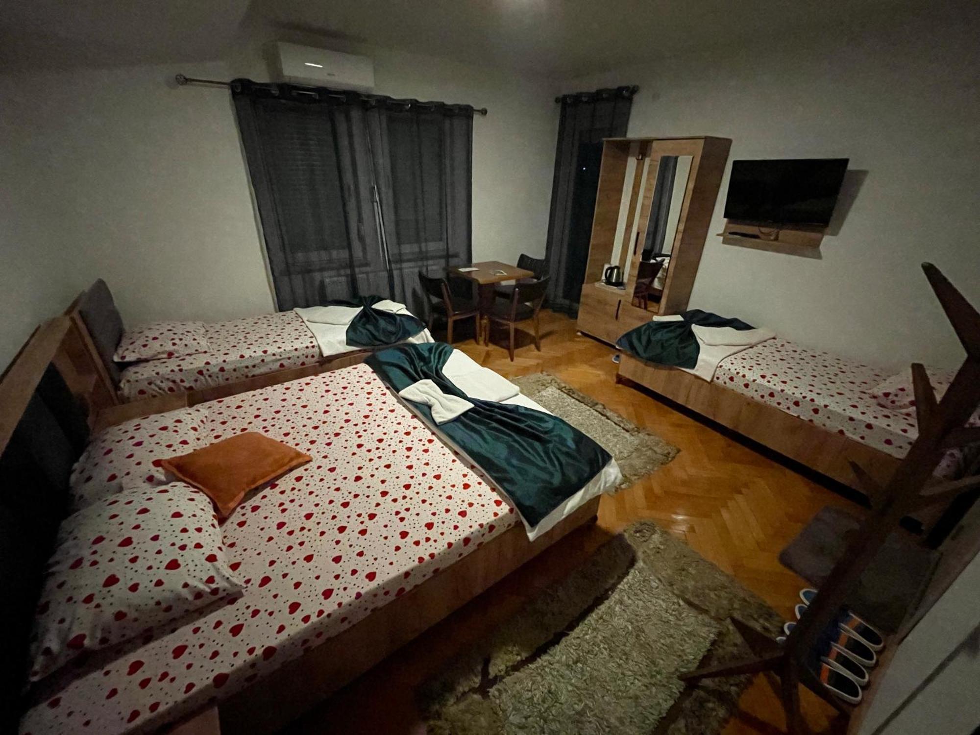Madigan'S Hotel Kosovo Polje Exteriör bild