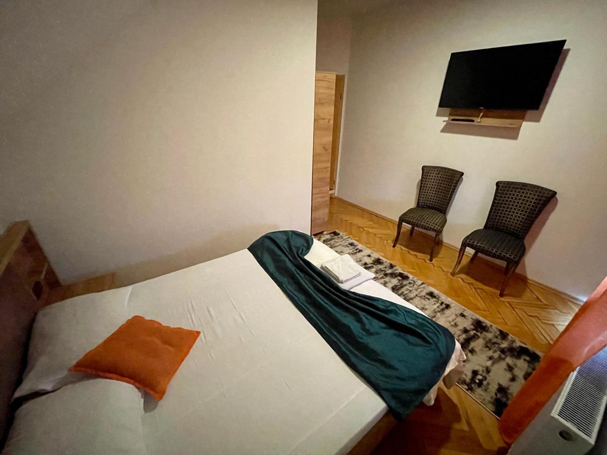 Madigan'S Hotel Kosovo Polje Exteriör bild