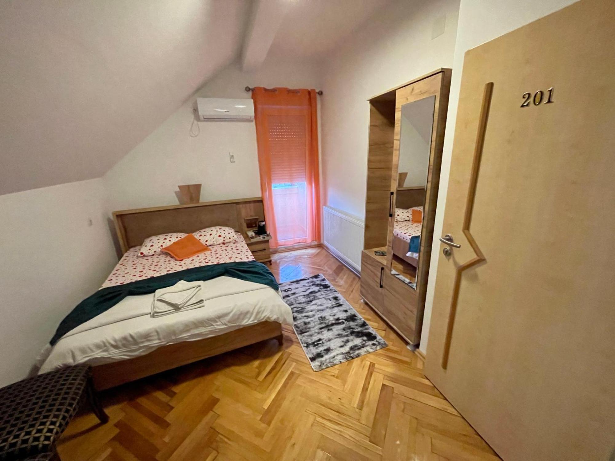Madigan'S Hotel Kosovo Polje Exteriör bild