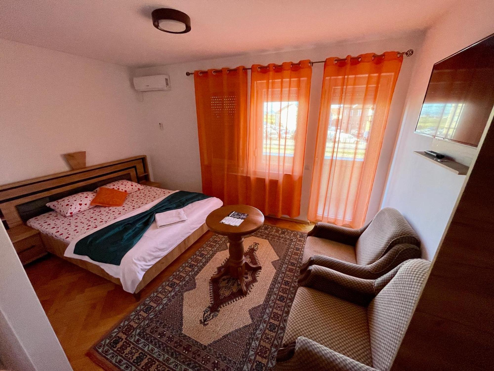 Madigan'S Hotel Kosovo Polje Exteriör bild