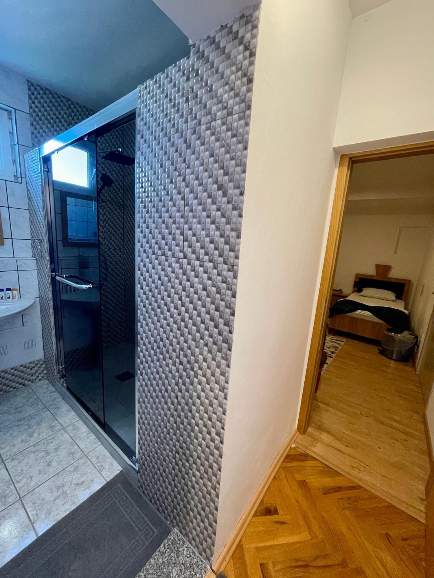 Madigan'S Hotel Kosovo Polje Exteriör bild